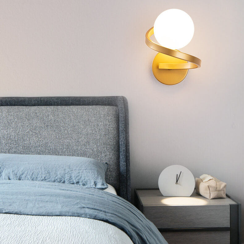Podwójna lampa ścienna LED Astra — spiralna metalowa opaska i klosze z matowego szkła
