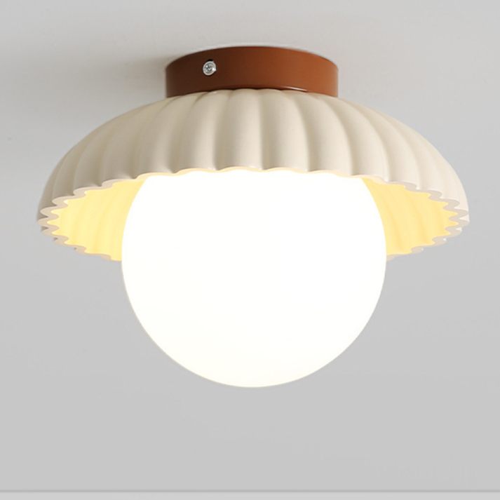 Moderne ijzeren plafondlamp met ribbehuizing en bolvormige glazen diffuser