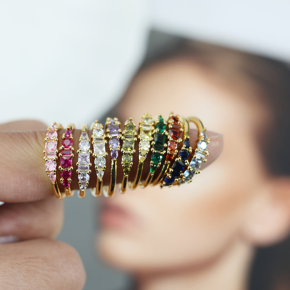 Boho vrstvené zlaté prsteny — měděné pásky s pozlacením 18K a pestrobarevnými kamínky