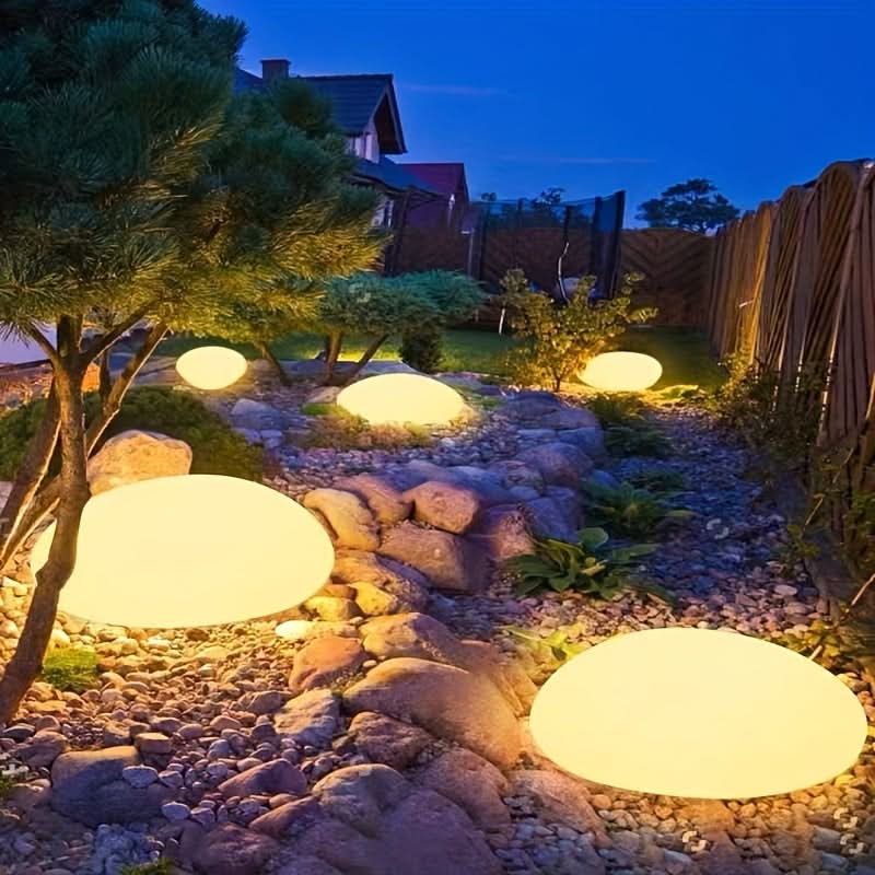 Solarbetriebene Gartenlampe in Form einer künstlichen Steinkugel | meowbutter
