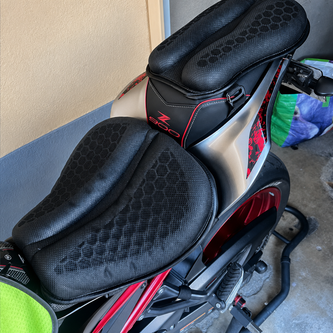Poduszka na siedzenie motocyklowe Bikerzonez HexFlow - Meowbutter