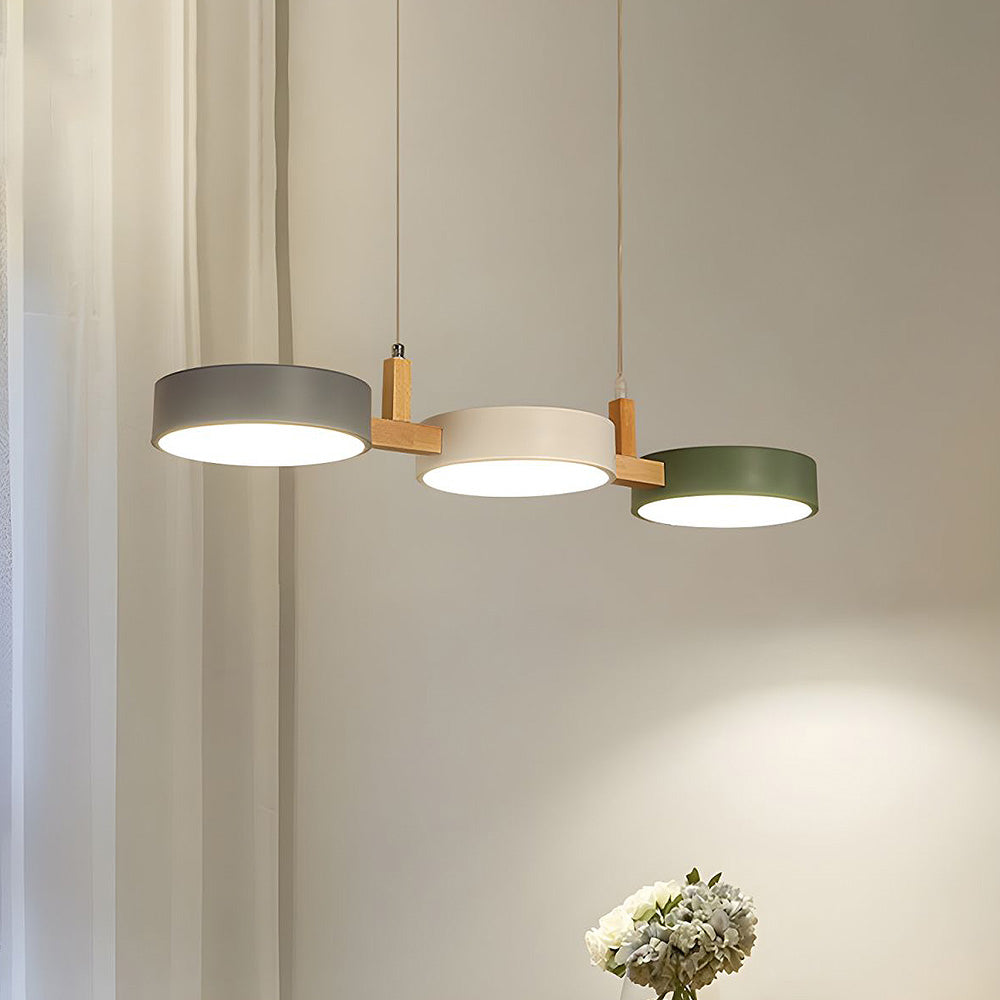 Závěsné svítidlo Macaron - moderní severský design, tři kopulovitá stínidla, tlumená zelená, jemná šedá a bílá, rám z přírodního dřeva