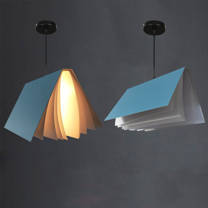 Lampa wisząca w kształcie otwartej książki — żelazna rama, klosz z PVC, design otwartych stron
