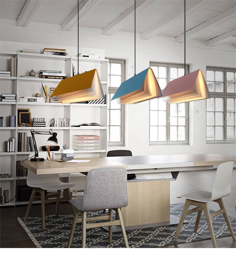 Lampa wisząca w kształcie otwartej książki — żelazna rama, klosz z PVC, design otwartych stron