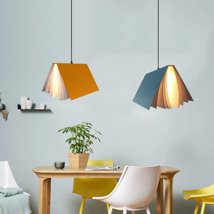 Lampa wisząca w kształcie otwartej książki — żelazna rama, klosz z PVC, design otwartych stron