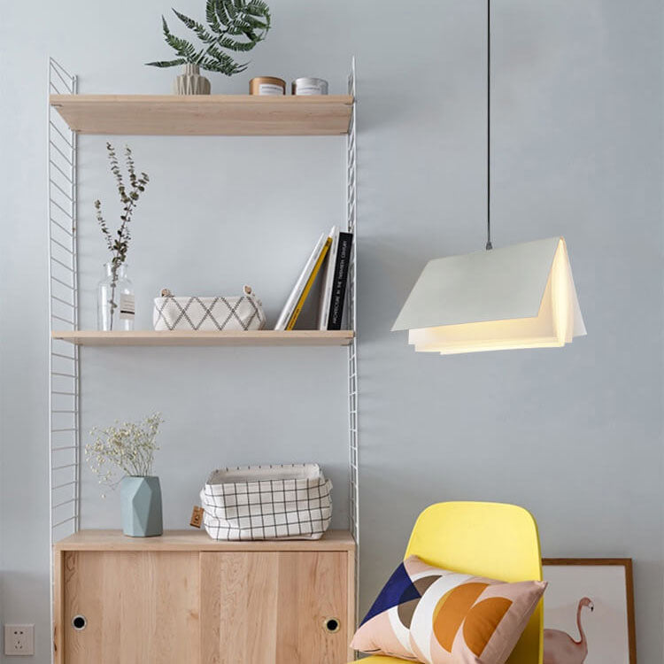 Lampa wisząca w kształcie otwartej książki — żelazna rama, klosz z PVC, design otwartych stron