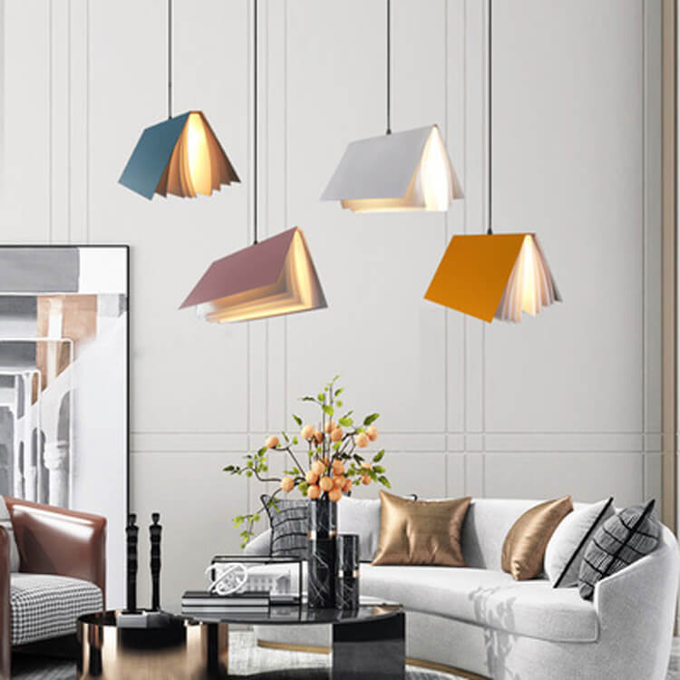 Lampa wisząca w kształcie otwartej książki — żelazna rama, klosz z PVC, design otwartych stron