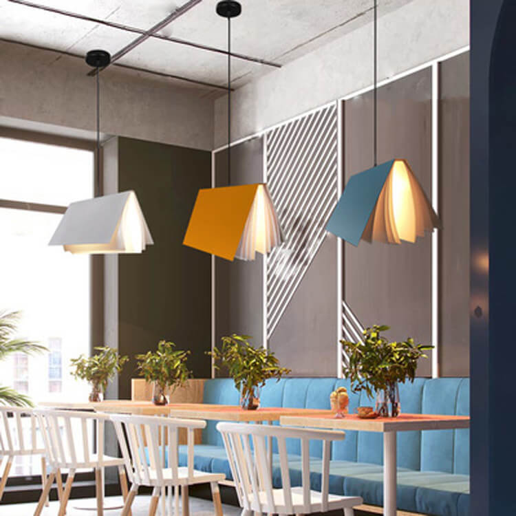 Lampa wisząca w kształcie otwartej książki — żelazna rama, klosz z PVC, design otwartych stron