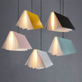 Lampa wisząca w kształcie otwartej książki — żelazna rama, klosz z PVC, design otwartych stron