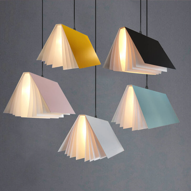 Lampa wisząca w kształcie otwartej książki — żelazna rama, klosz z PVC, design otwartych stron