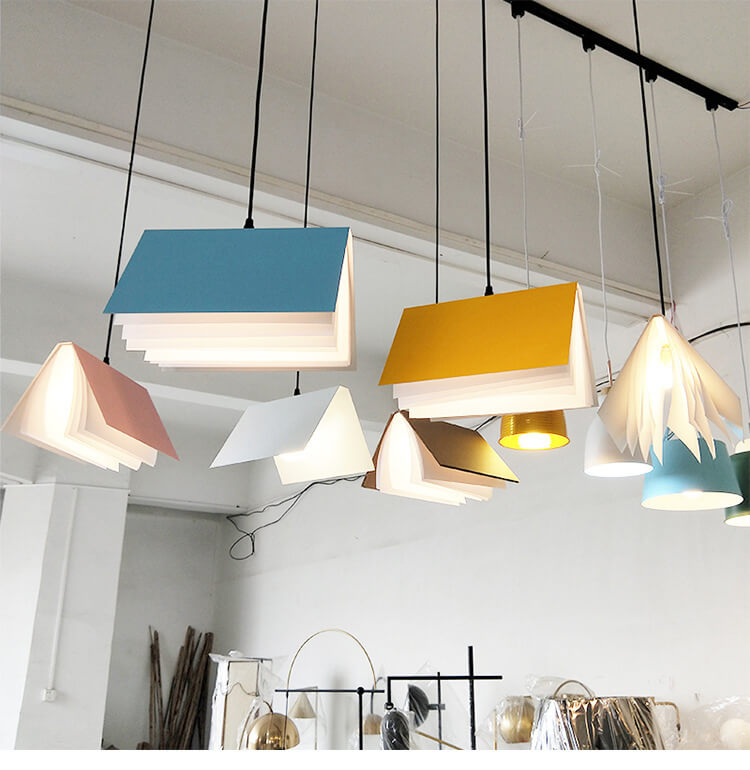 Lampa wisząca w kształcie otwartej książki — żelazna rama, klosz z PVC, design otwartych stron