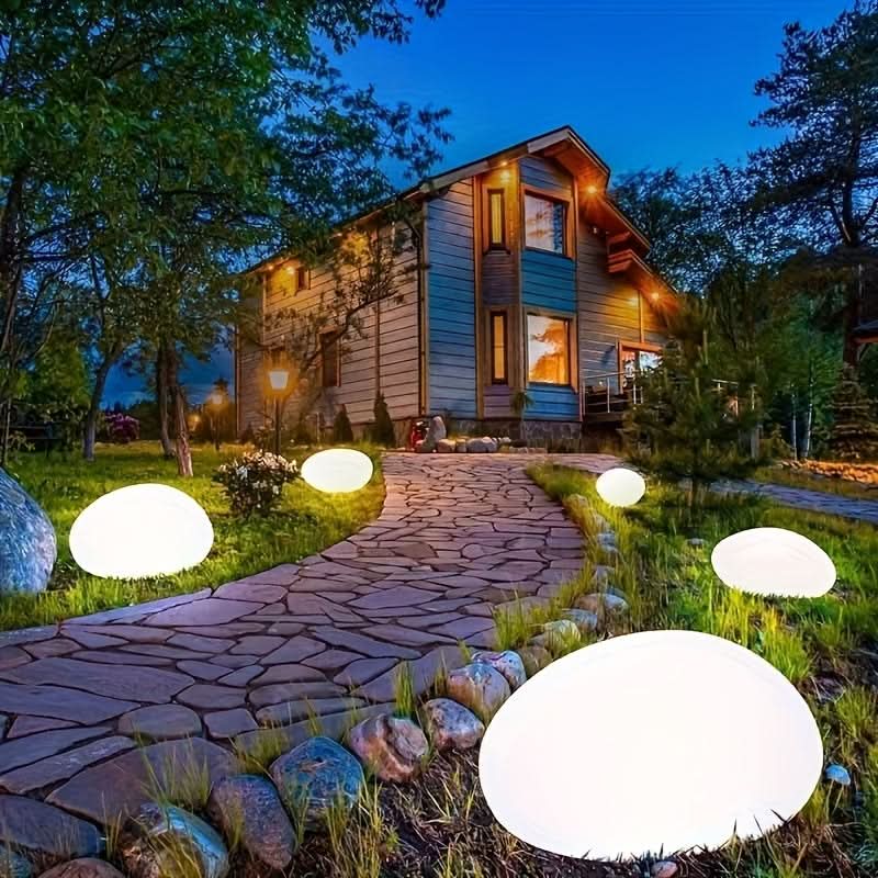 Solarbetriebene Gartenlampe in Form einer künstlichen Steinkugel | meowbutter