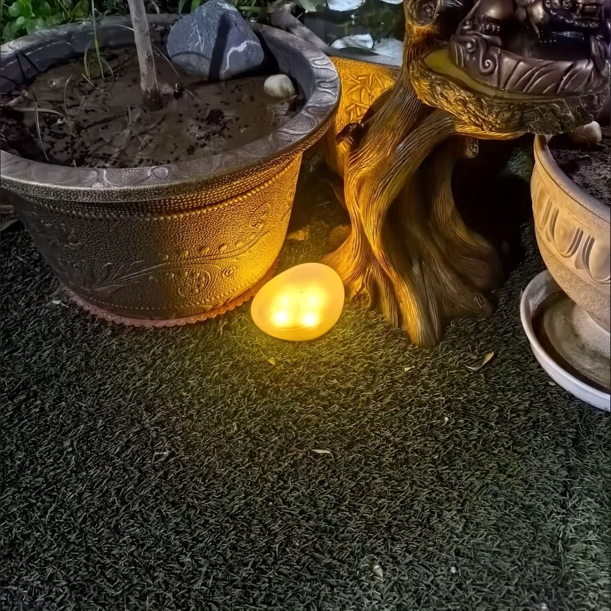 Solarbetriebene Gartenlampe in Form einer künstlichen Steinkugel | meowbutter