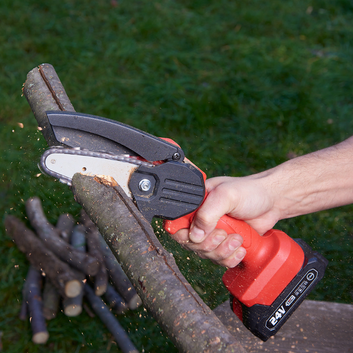Compact Electric Mini Chainsaw — 550W Motor, 24V Battery, 1.5kg Weight