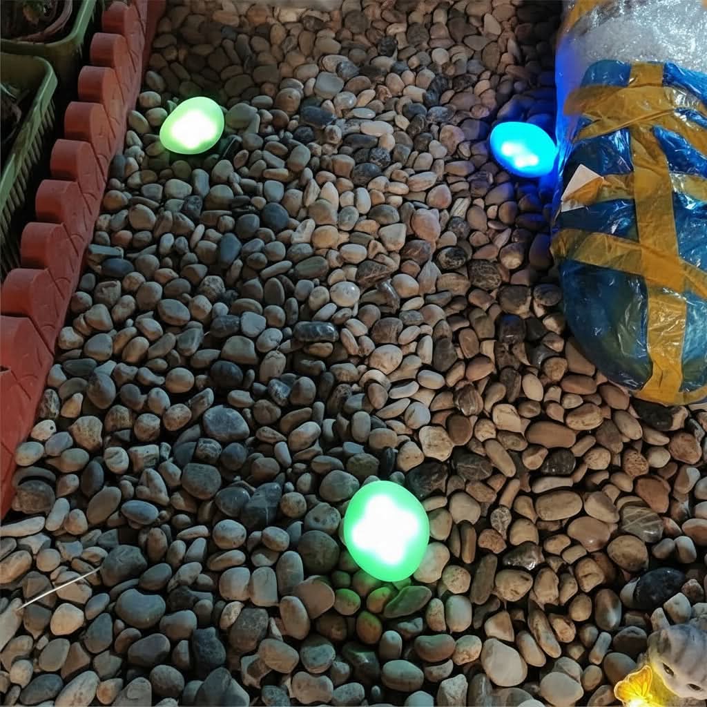 Solarbetriebene Gartenlampe in Form einer künstlichen Steinkugel | meowbutter