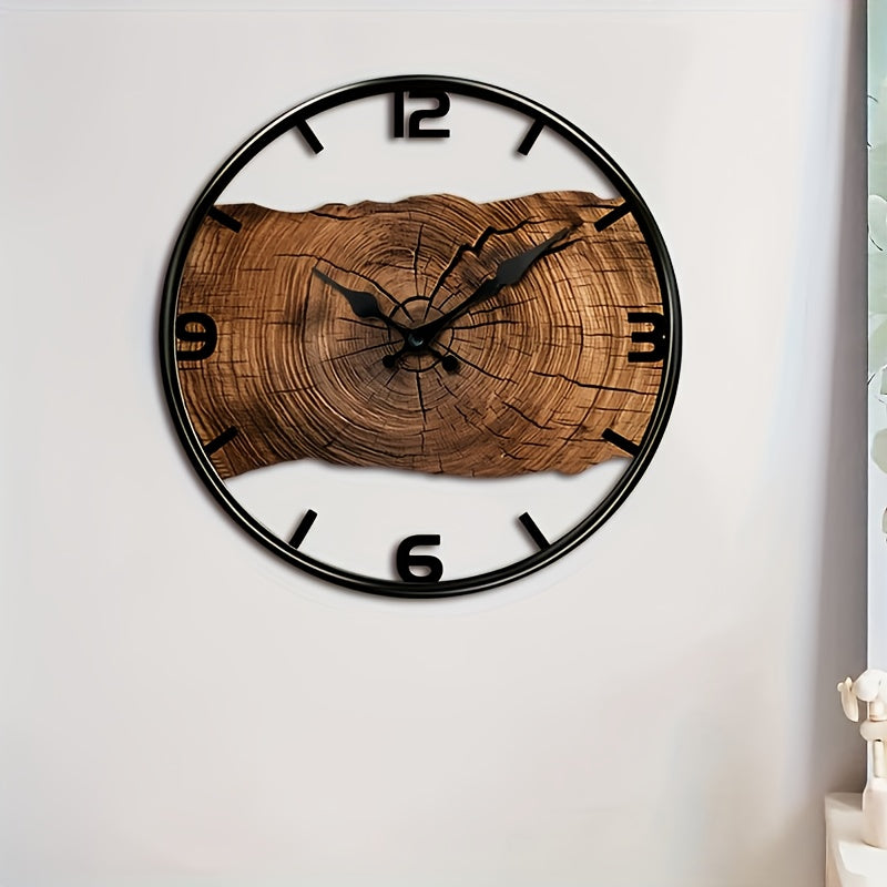 Rustik väggklocka med stockmönster - 30cm rund, naturlig träfinish, snidade perforerade detaljer