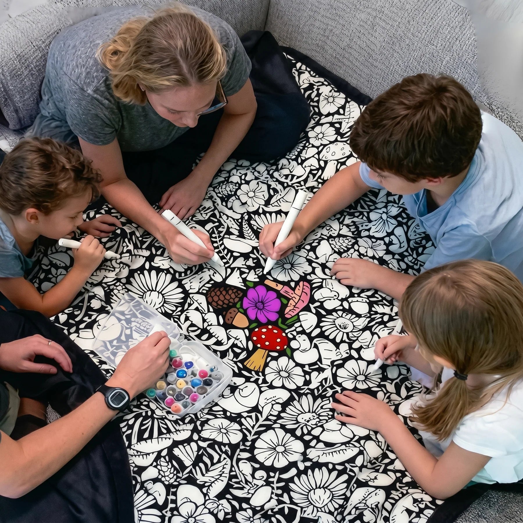 Color, Cuddle, Repeat – A DIY Coziness Blanket for Family Bonding