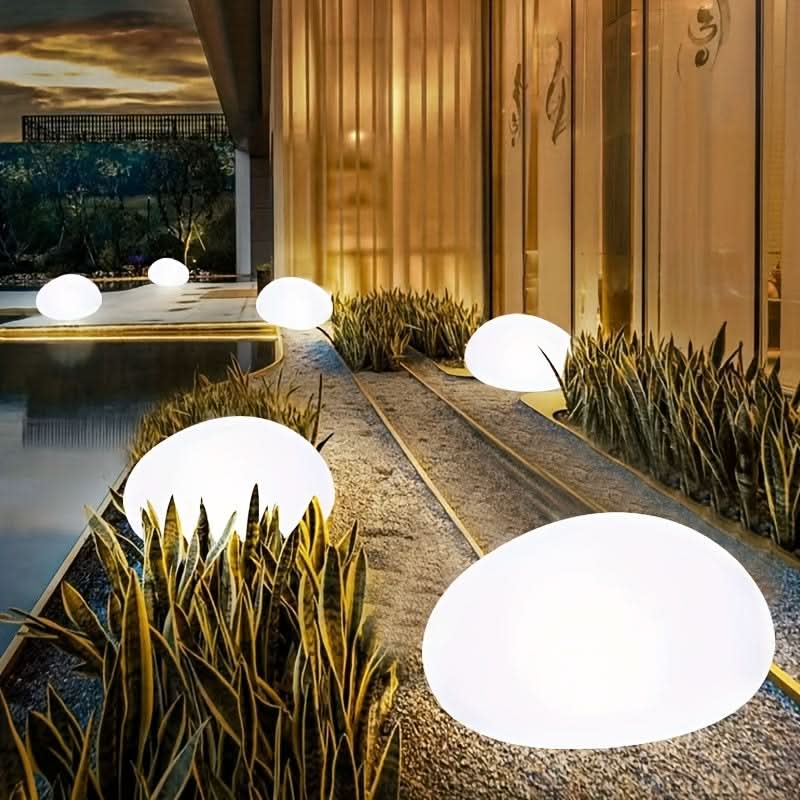 Solarbetriebene Gartenlampe in Form einer künstlichen Steinkugel | meowbutter