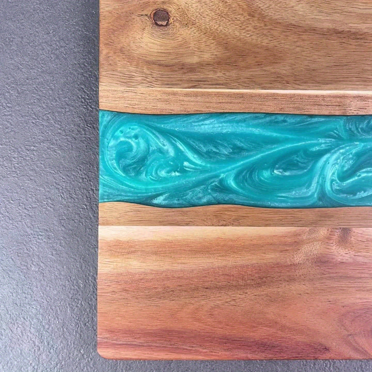 Tábua de resina e madeira de acácia com efeito de rio — superfície de corte retangular, 46 x 23 cm