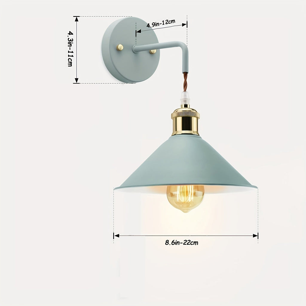 Industriell vegglampe i oljepolert metall — halvplan innfatning, solid ramme, fast tilkobling