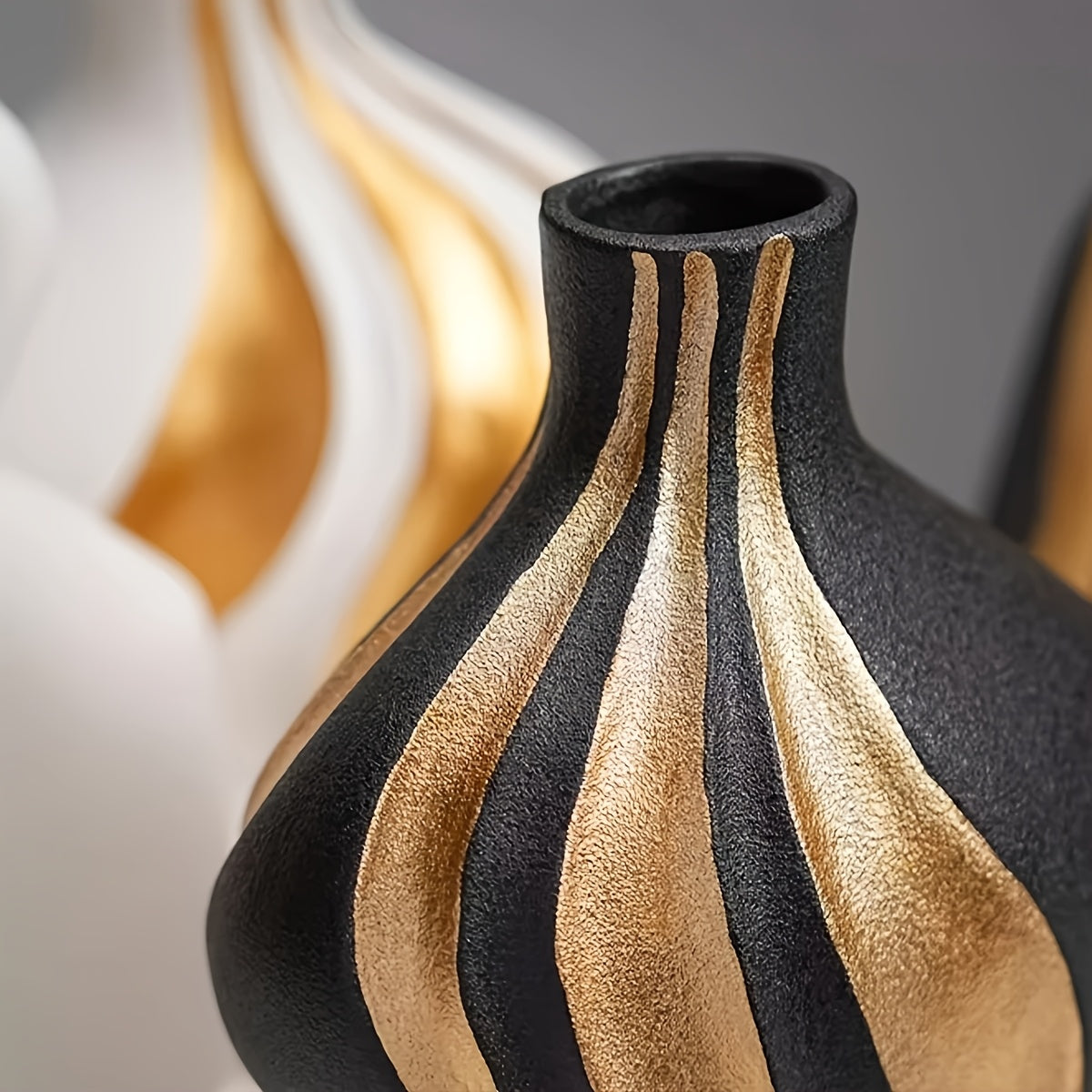 Modern Ceramic Vase | Black & White with Gold Accents – Luxury Tabletop & Mantelpiece Decoration | Meowbutter