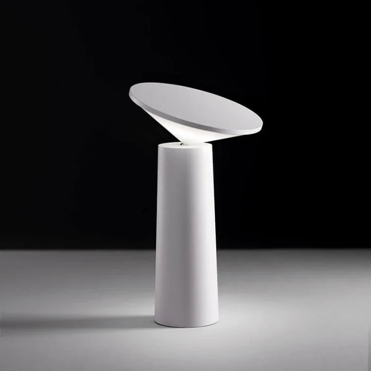 Aurora Libra dimbar bordlampe - avsmalnende kjegle, vinklet frontpanel