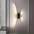 Smal linjär LED-vägglampa - böjd metalldesign, integrerad ljusenhet