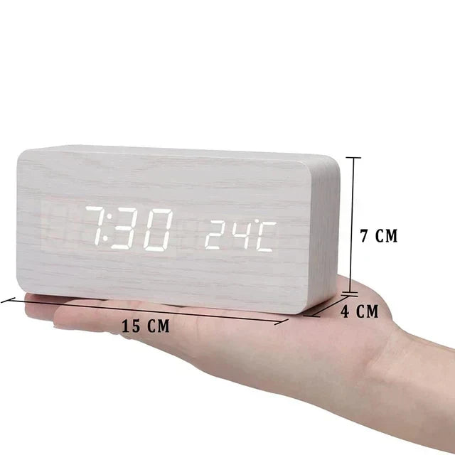 ساعة منبّه LED من WoodWatch مزوّدة بالتحكم الصوتي — هيكل بلمسة خشبية واقعية