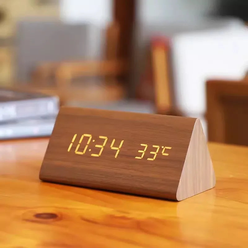 ساعة منبّه LED من WoodWatch مزوّدة بالتحكم الصوتي — هيكل بلمسة خشبية واقعية
