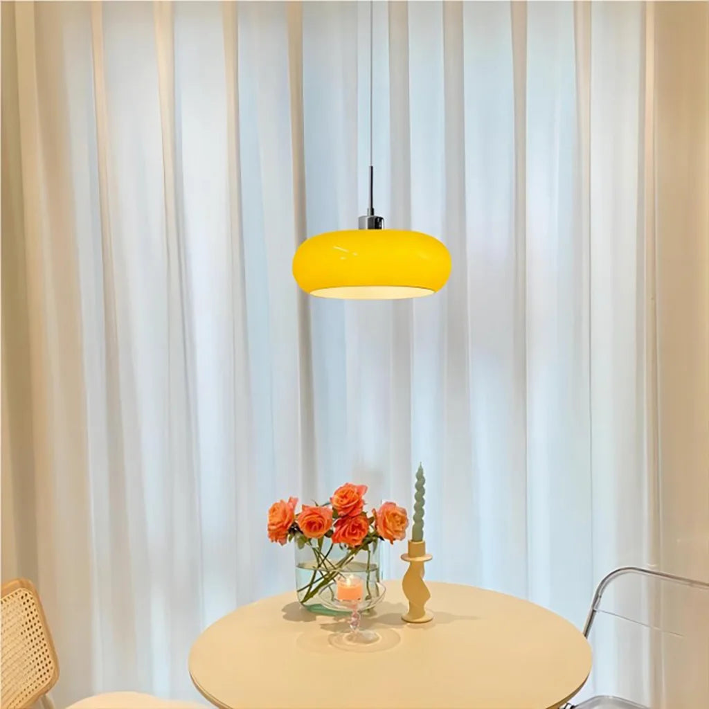 Závěsné světlo s jantarem z barevného skla a chromovými prvky ve stylu Bauhaus