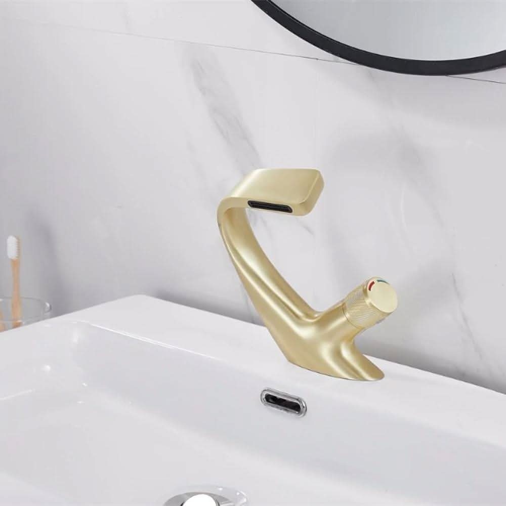 Moderní mosazná vodopádová umyvadlová baterie pro elegantní design koupelny | meowbutter