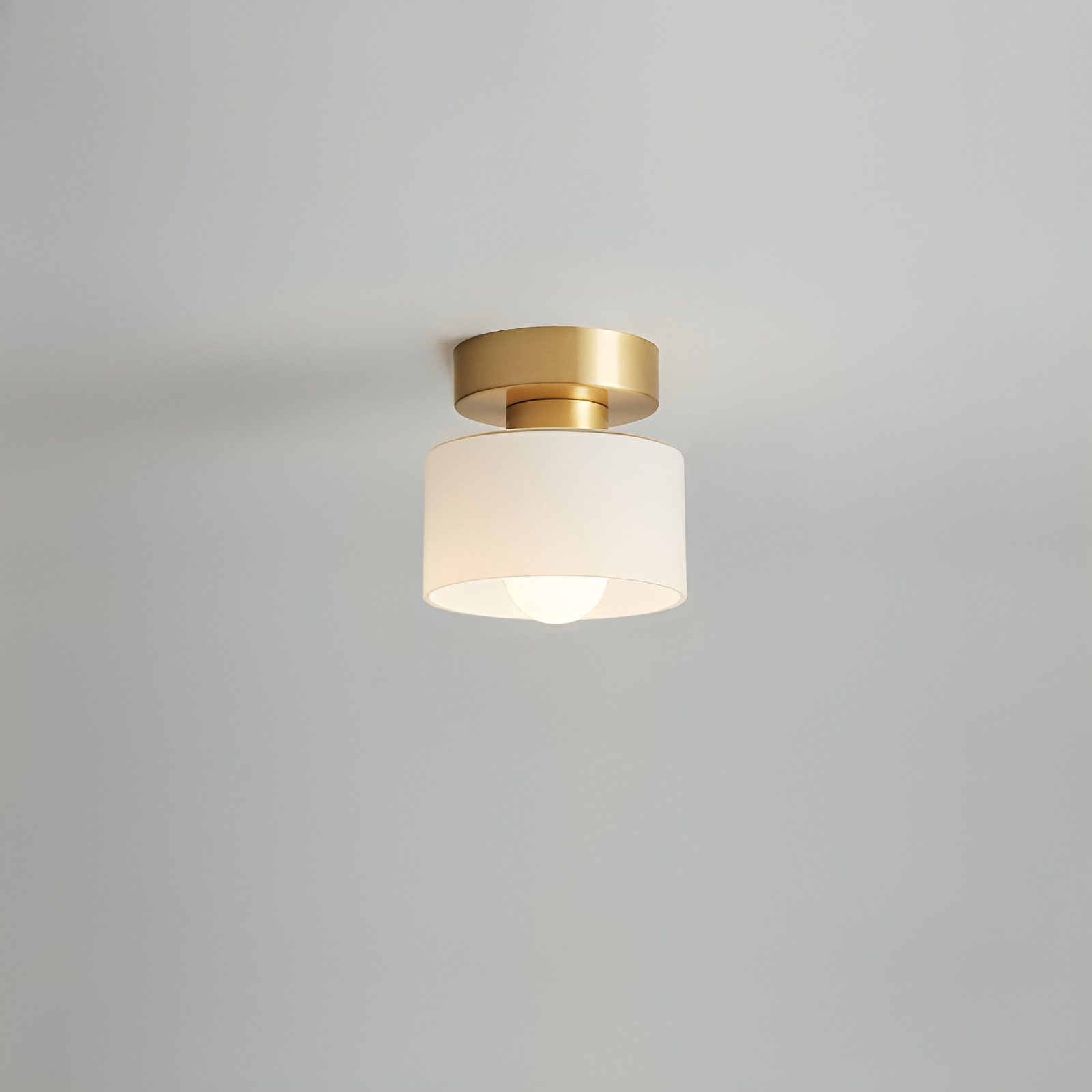 Lampada da soffitto in metallo Bauhaus con finitura oro, design compatto