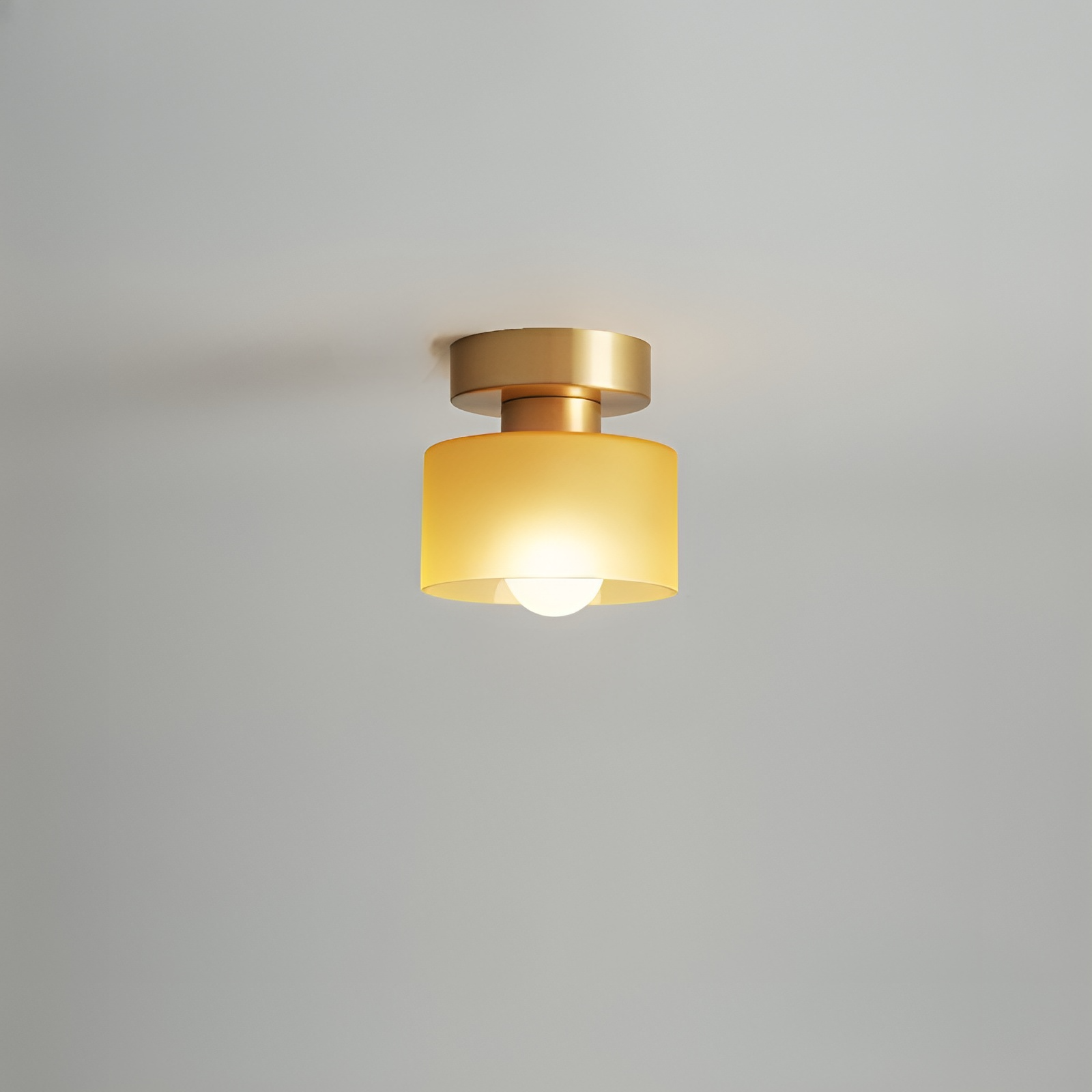 Lampada da soffitto in metallo Bauhaus con finitura oro, design compatto