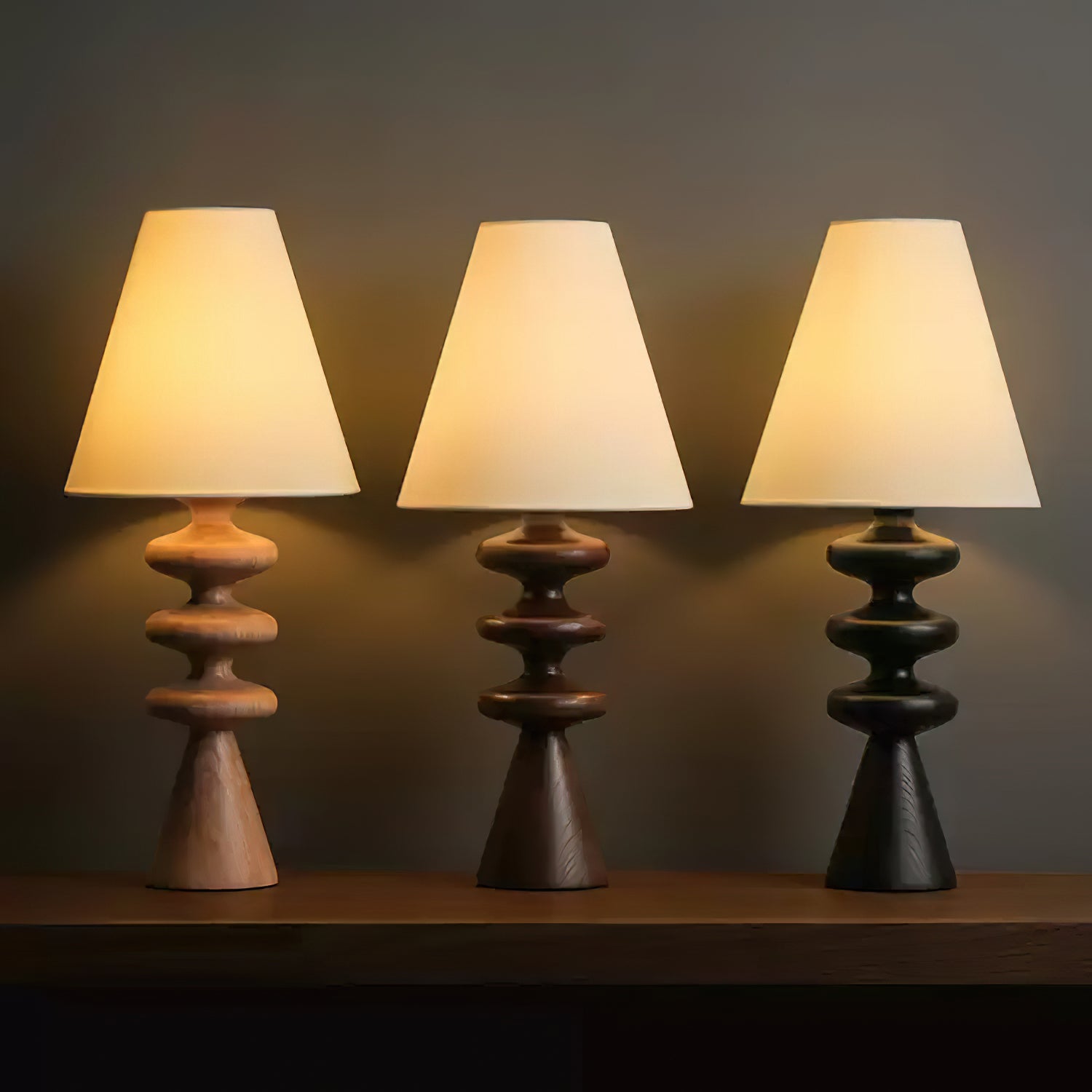 Noční lampička Ripple Wood s látkovým stínidlem do domácnosti