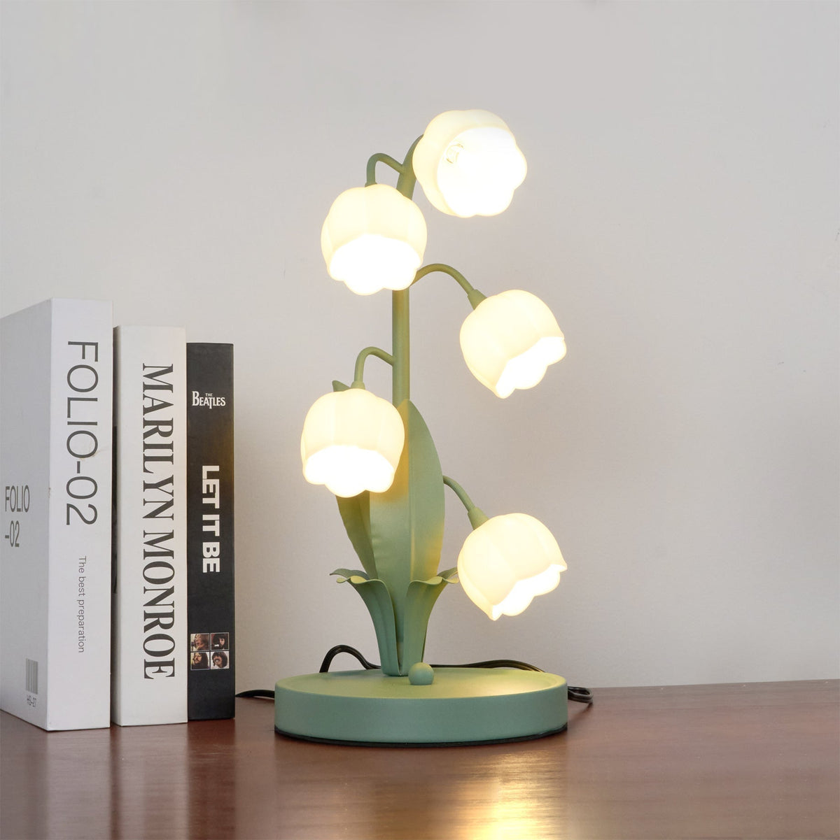 Bell-Orchideen-Tischlampe — floraler Tulpenschirm, Sockel aus Metall und Polycarbonat