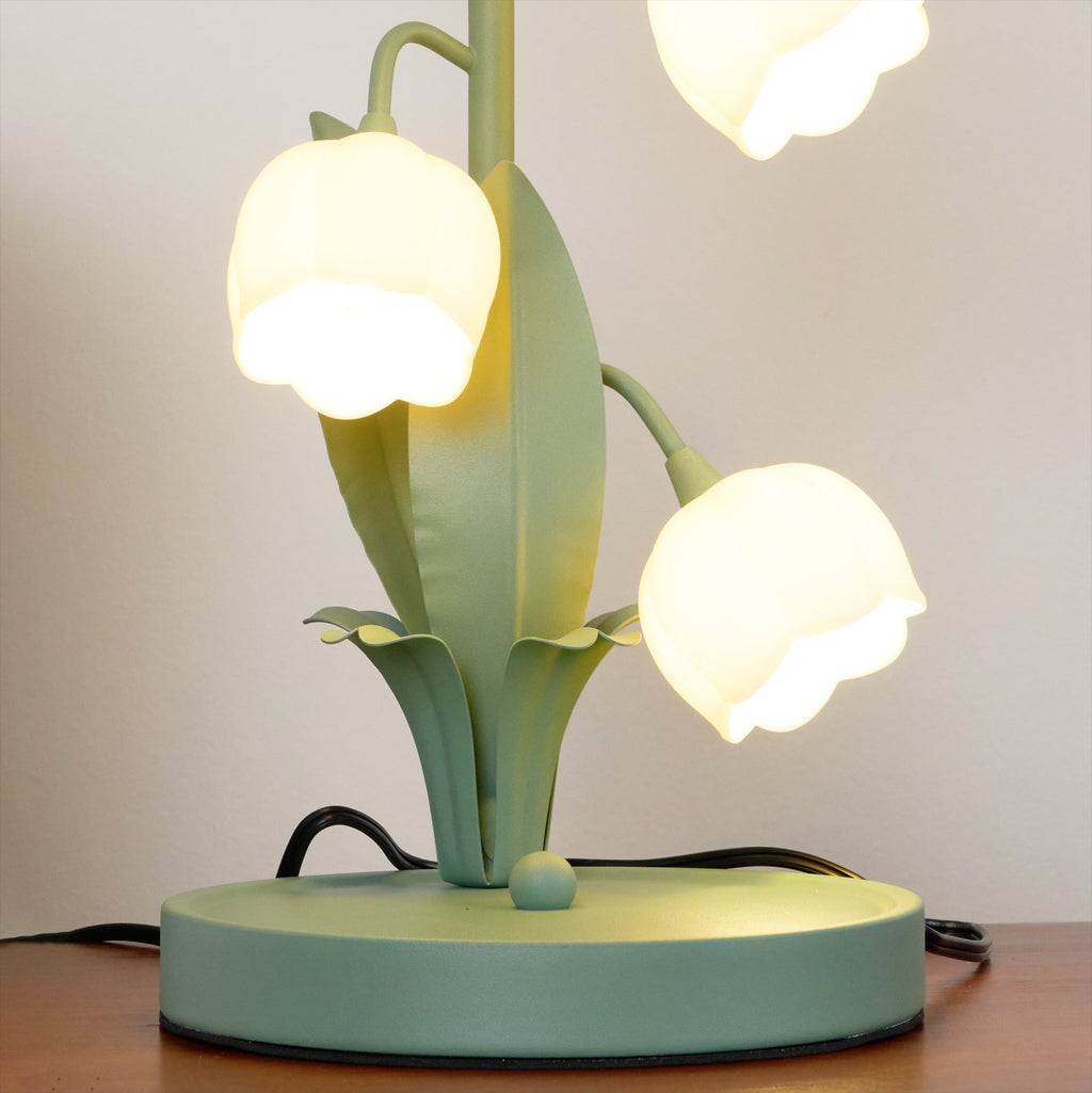 Bell-Orchideen-Tischlampe — floraler Tulpenschirm, Sockel aus Metall und Polycarbonat