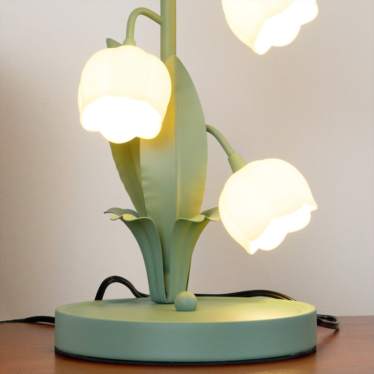 Bell-Orchideen-Tischlampe — floraler Tulpenschirm, Sockel aus Metall und Polycarbonat