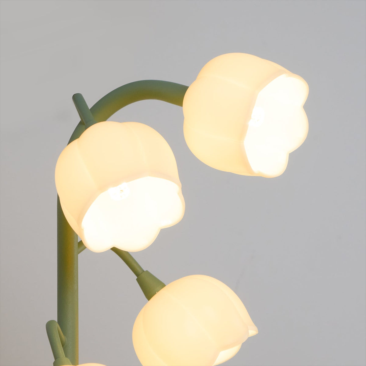 Bell-Orchideen-Tischlampe — floraler Tulpenschirm, Sockel aus Metall und Polycarbonat
