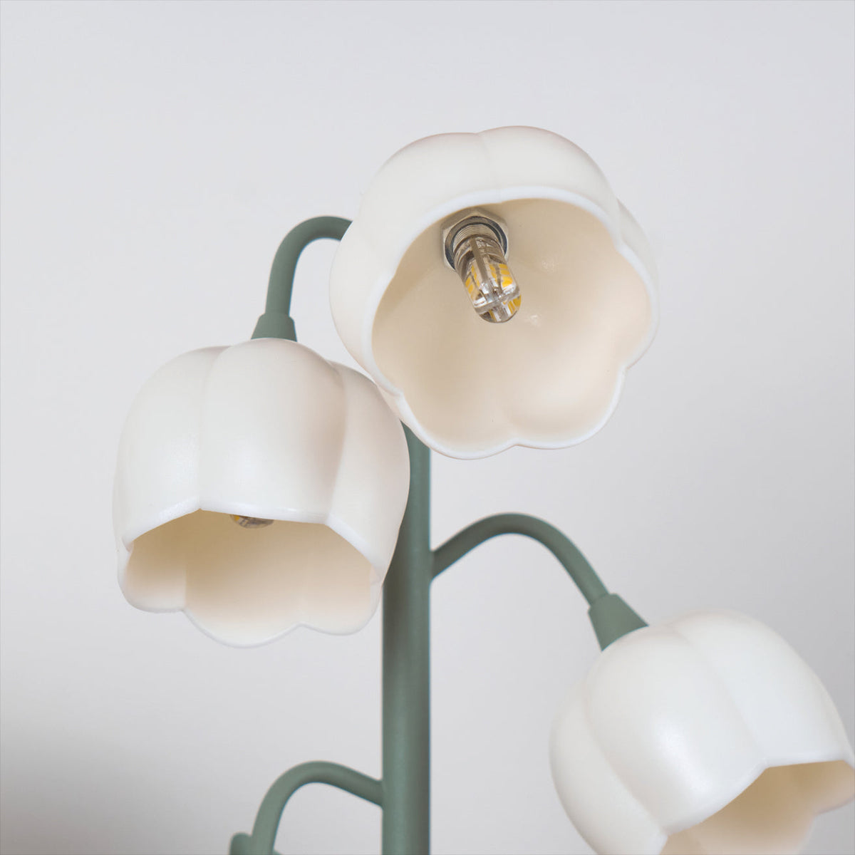 Bell-Orchideen-Tischlampe — floraler Tulpenschirm, Sockel aus Metall und Polycarbonat