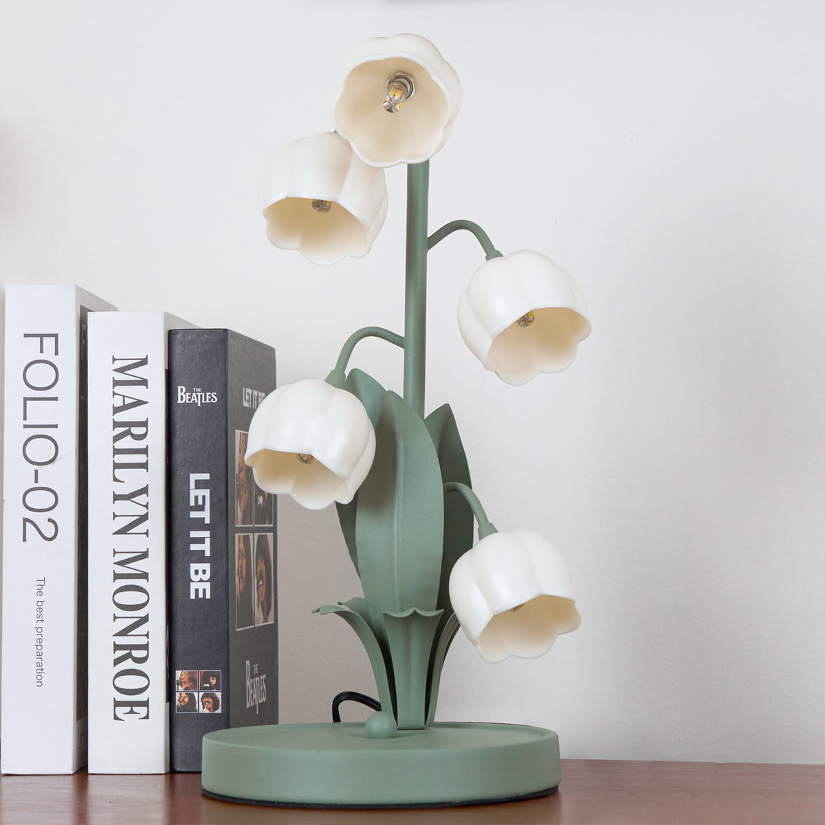 Bell-Orchideen-Tischlampe — floraler Tulpenschirm, Sockel aus Metall und Polycarbonat