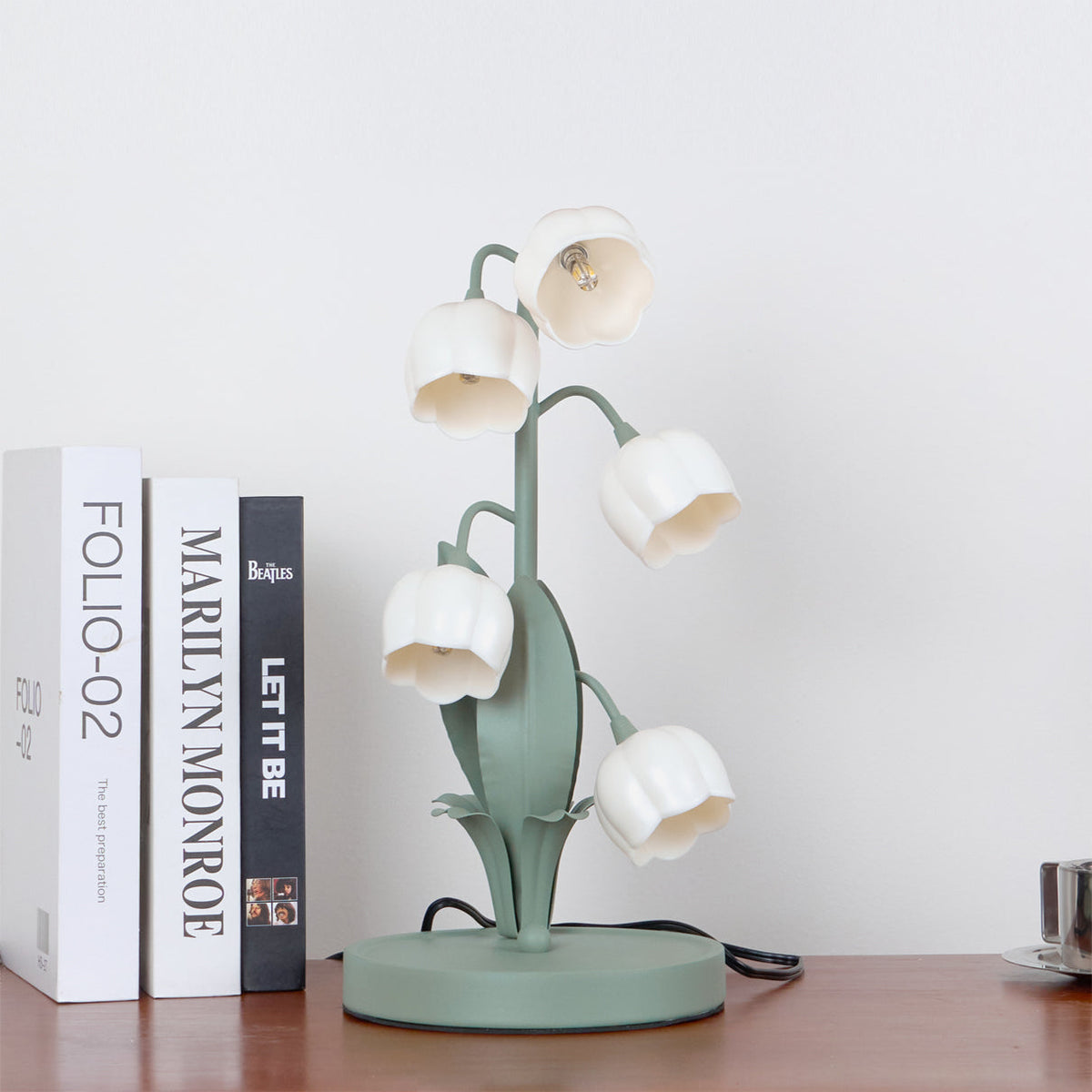 Bell-Orchideen-Tischlampe — floraler Tulpenschirm, Sockel aus Metall und Polycarbonat