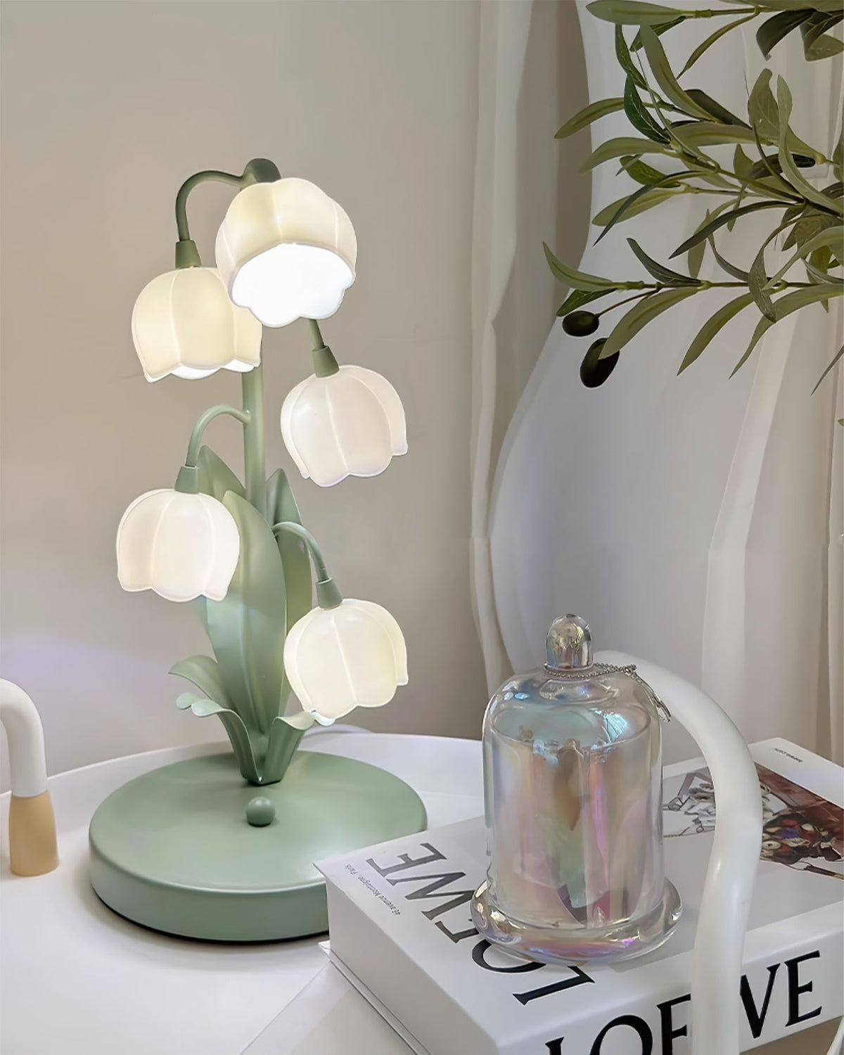 Bell-Orchideen-Tischlampe — floraler Tulpenschirm, Sockel aus Metall und Polycarbonat