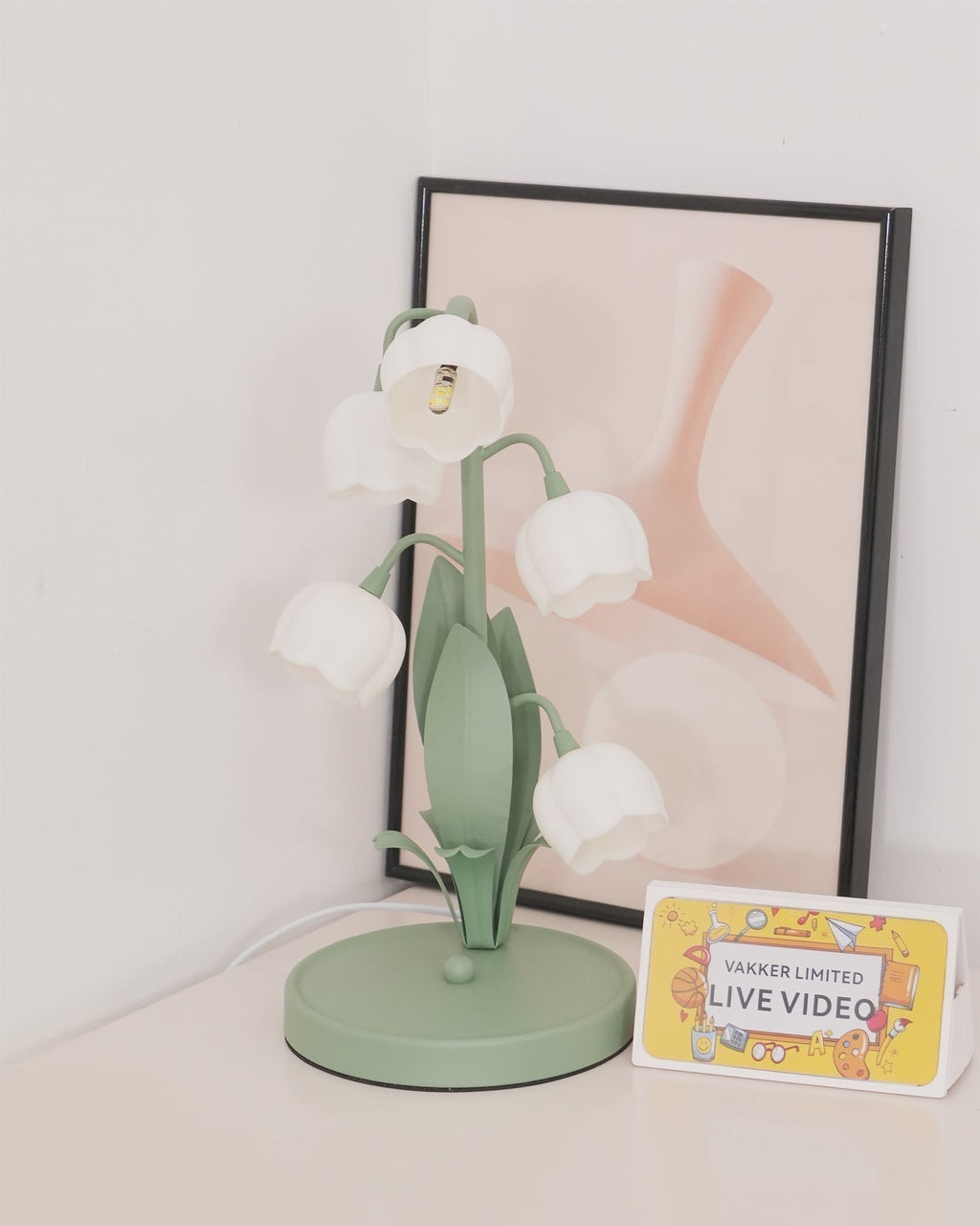 Bell-Orchideen-Tischlampe — floraler Tulpenschirm, Sockel aus Metall und Polycarbonat
