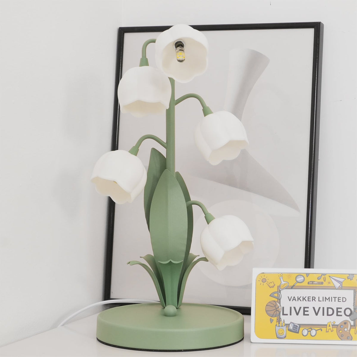 Bell-Orchideen-Tischlampe — floraler Tulpenschirm, Sockel aus Metall und Polycarbonat