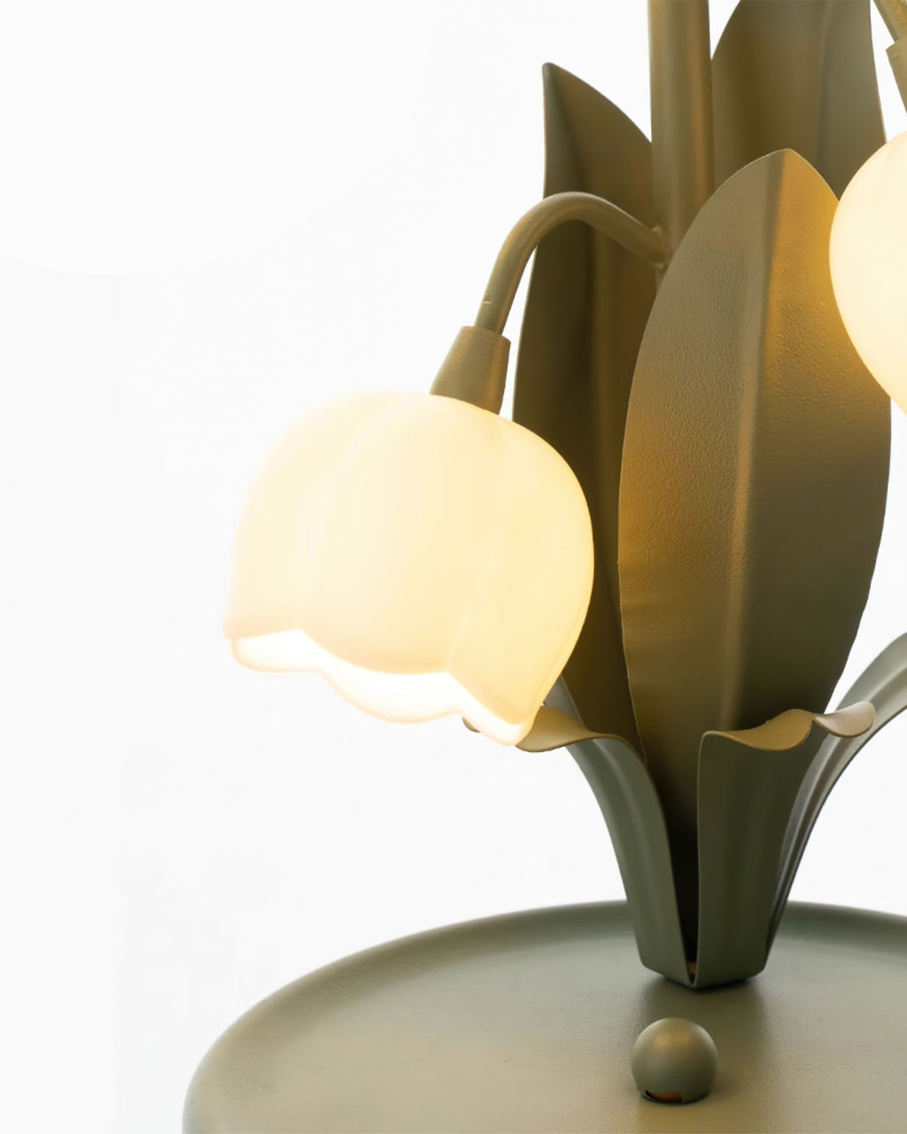 Bell-Orchideen-Tischlampe — floraler Tulpenschirm, Sockel aus Metall und Polycarbonat