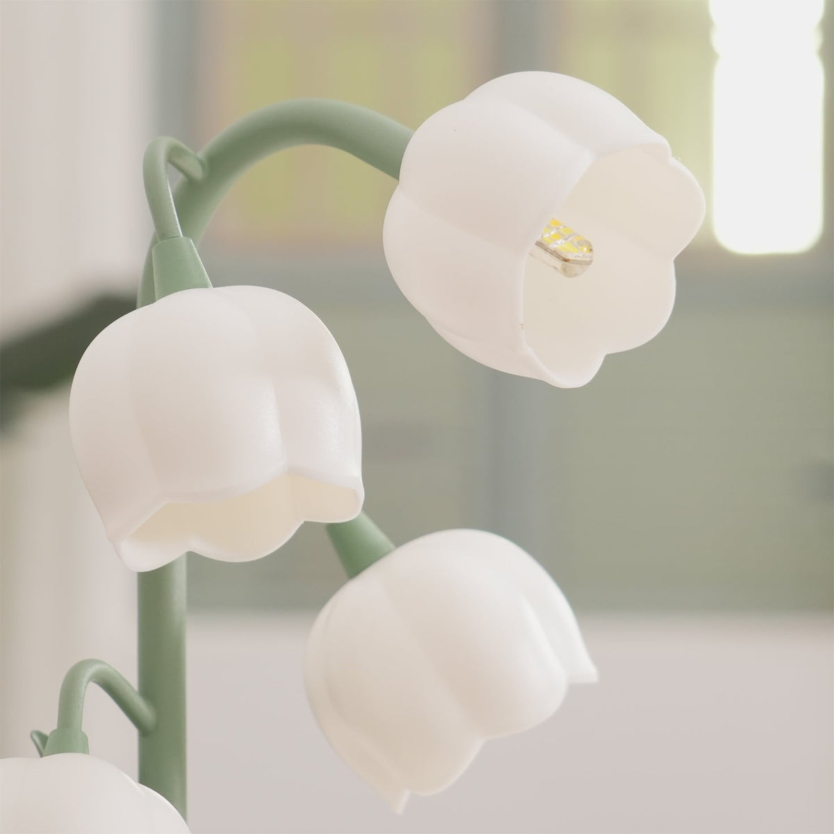 Bell-Orchideen-Tischlampe — floraler Tulpenschirm, Sockel aus Metall und Polycarbonat