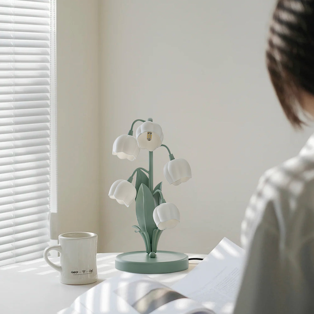 Bell-Orchideen-Tischlampe — floraler Tulpenschirm, Sockel aus Metall und Polycarbonat