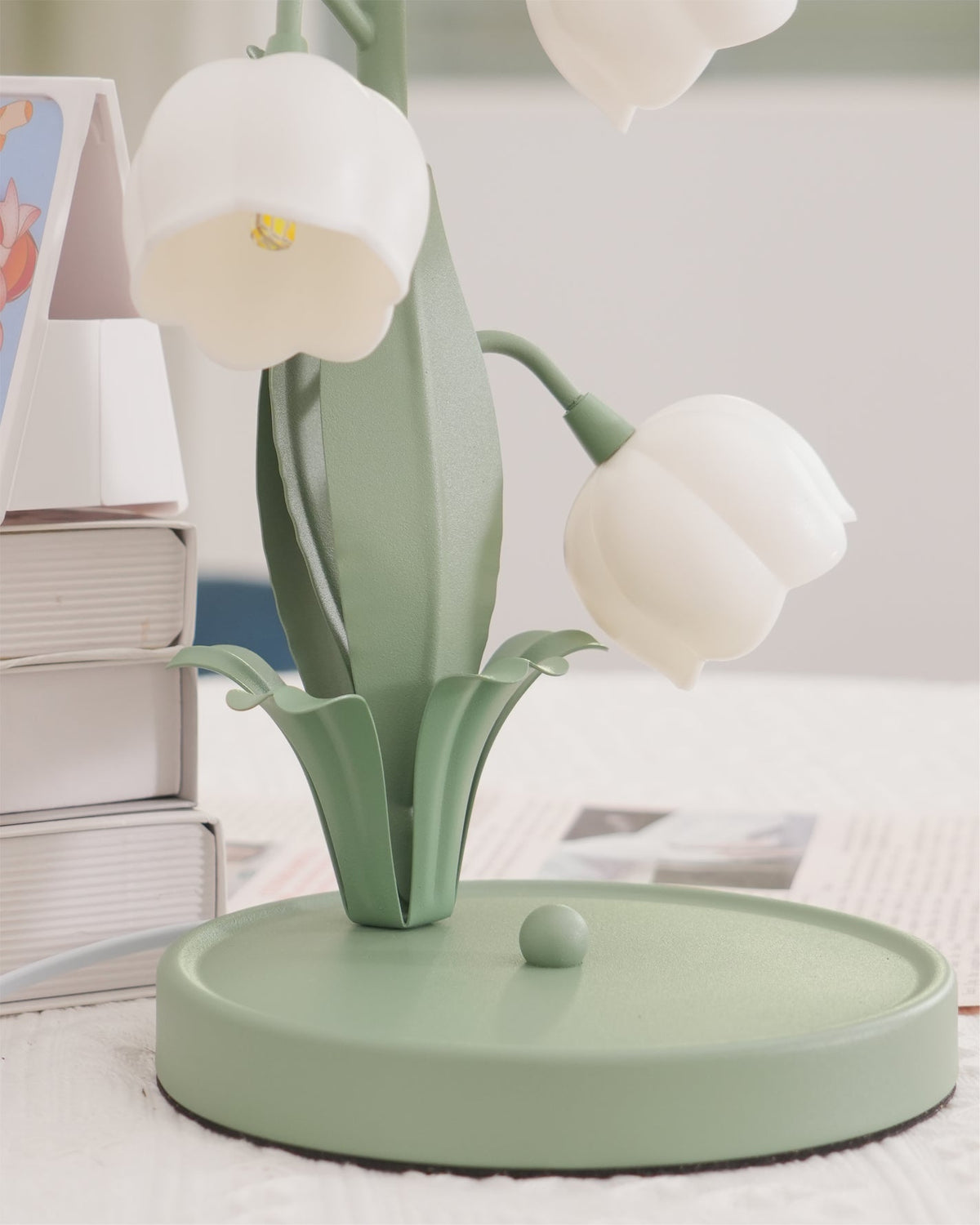 Bell-Orchideen-Tischlampe — floraler Tulpenschirm, Sockel aus Metall und Polycarbonat