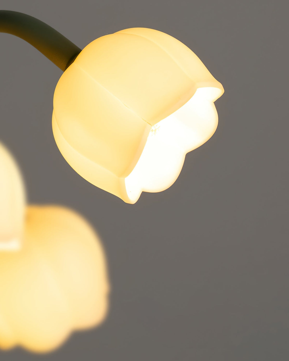 Bell-Orchideen-Tischlampe — floraler Tulpenschirm, Sockel aus Metall und Polycarbonat