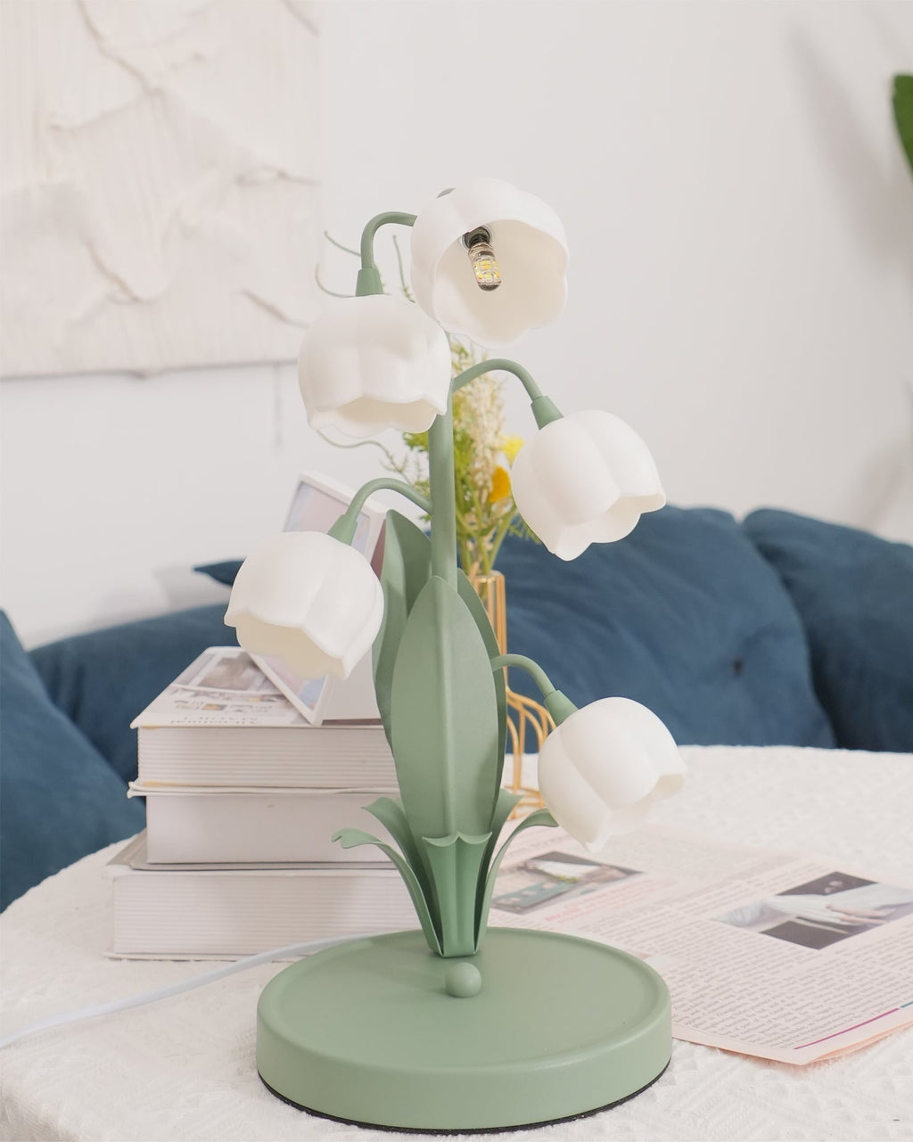 Bell-Orchideen-Tischlampe — floraler Tulpenschirm, Sockel aus Metall und Polycarbonat